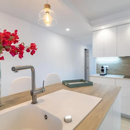 Espectacular Apartamento Estepona, Primera Linea De Playa, Totalmente Reformado En 2023